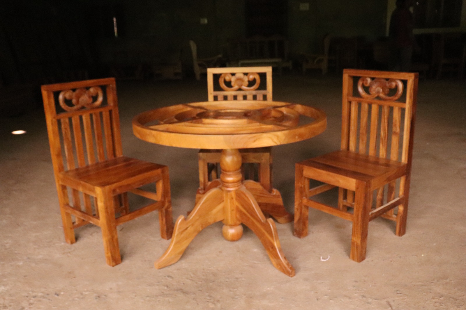 Round dining table